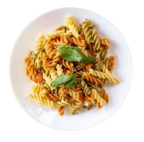 Plato de pasta con salsa y vegetales