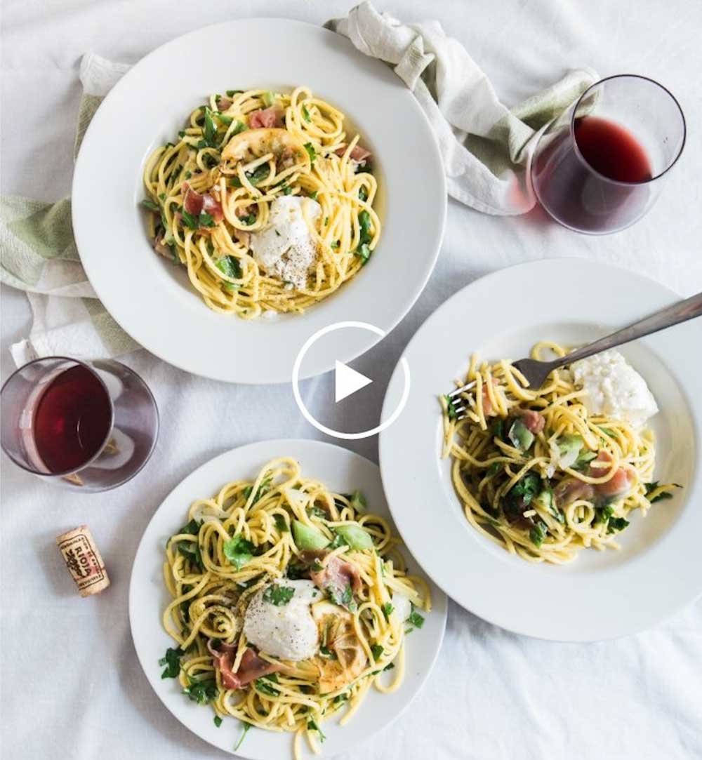 Mesa con platos de pasta